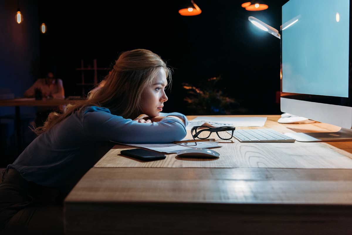 Femme devant un écran