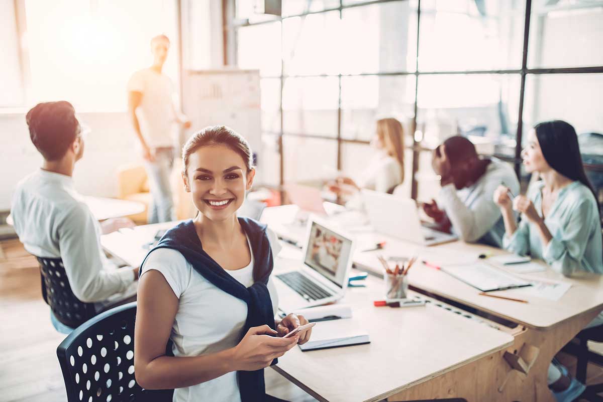 Une étudiante en apprentissage au sein de son entreprise d'accueil