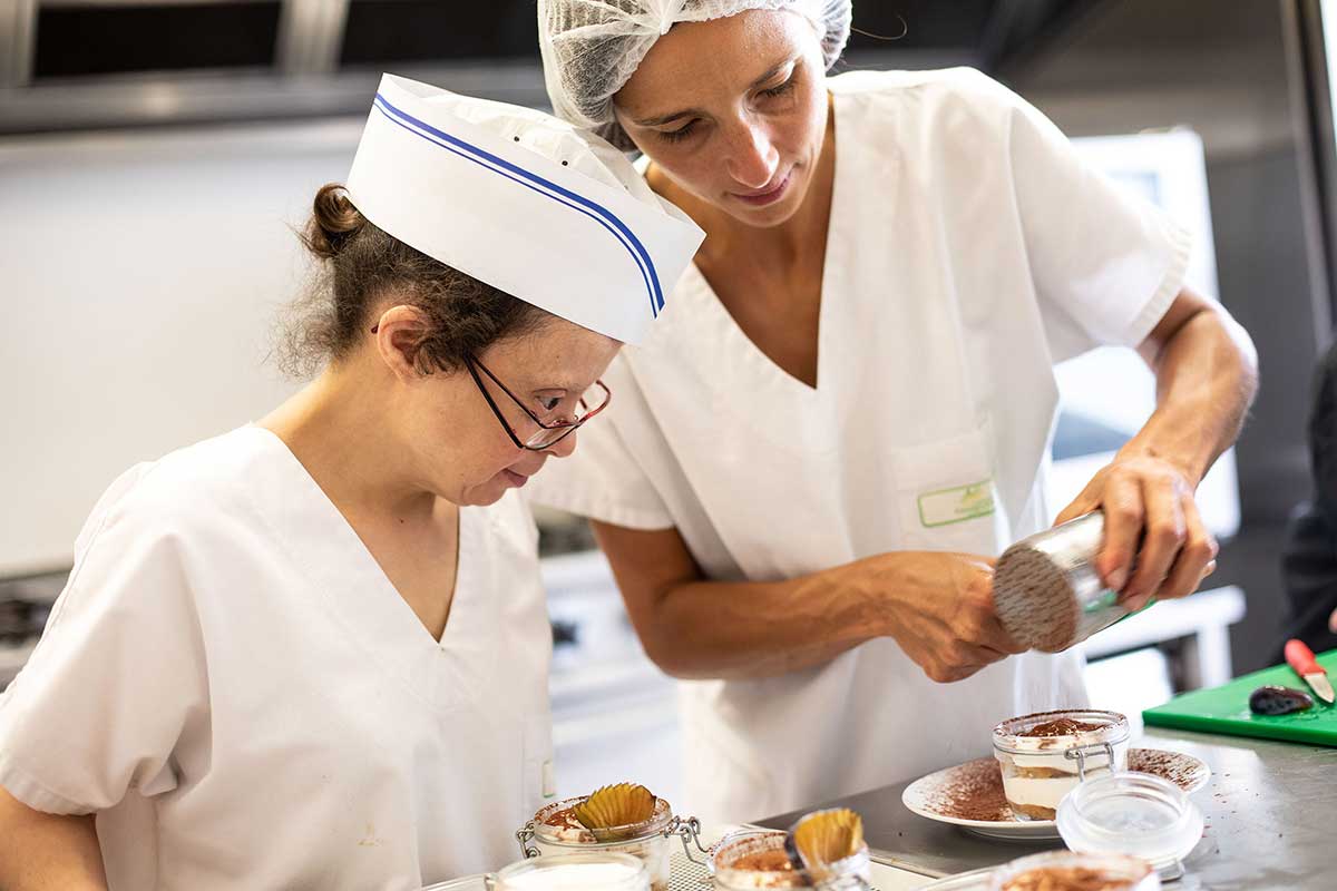 Femmes qui préparent un dessert