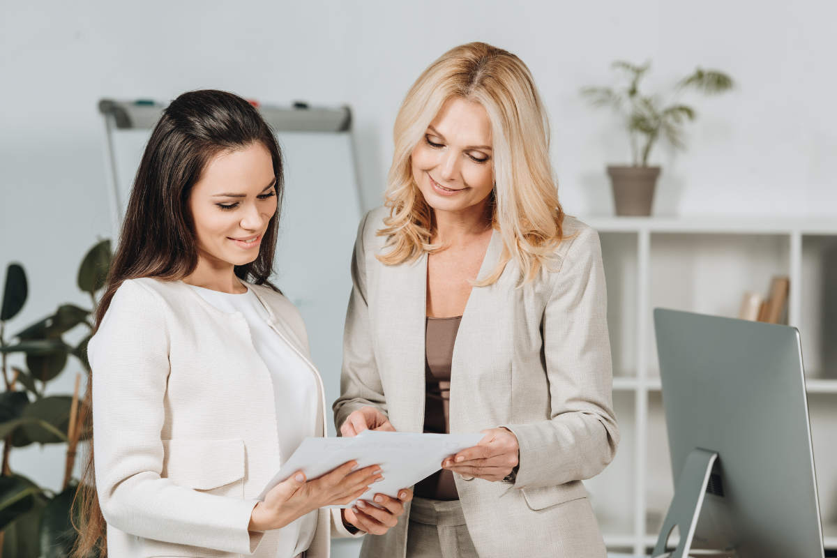 Une experte RH accompagne une femme lors d'un bilan de compétences