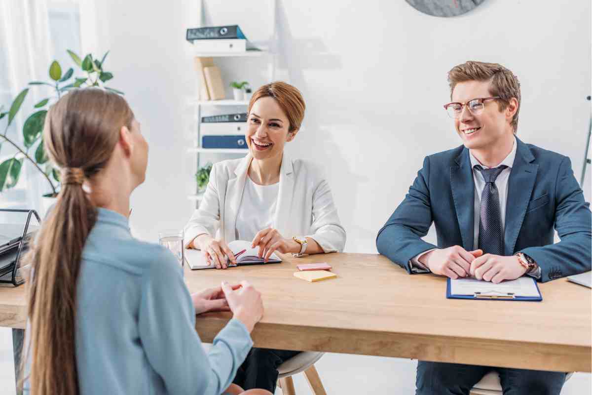 Une femme en entretien de recrutement avec 2 recruteurs