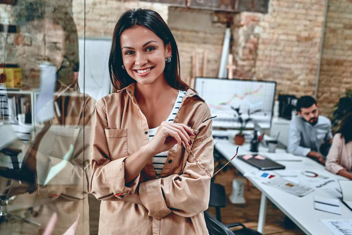 Une jeune femme en CDI qui entreprend une reconversion professionnelle