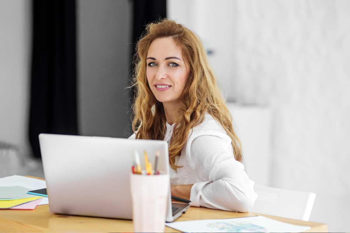 Une femme qui bénéficie de la flexibilité au travail et fait du télétravail