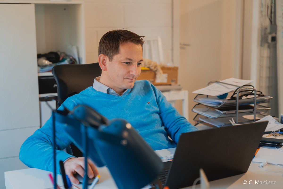 Frédéric, co-dirigeant de One RH, devant un ordinateur