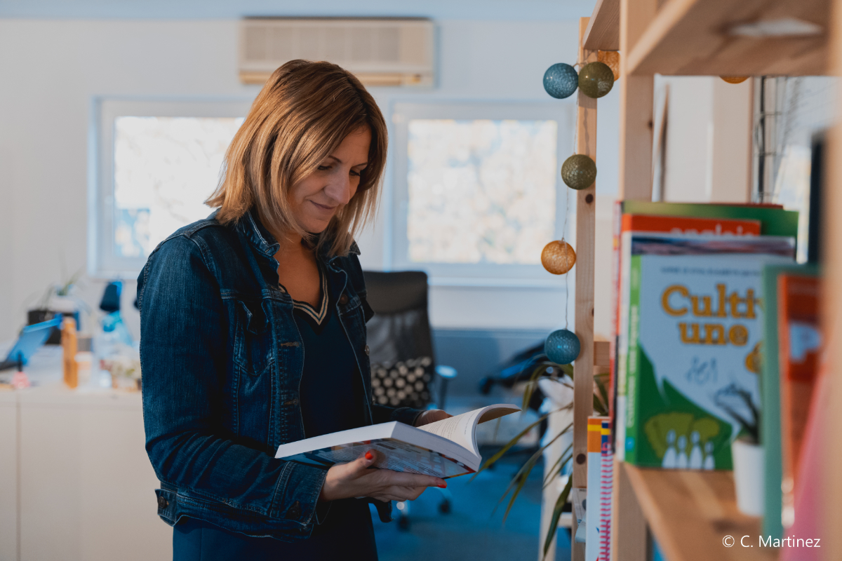 Nathalie, co-dirigeante de One RH en train d'étudier un livre de management RH