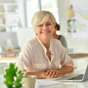 Une travailleuse senior devant son ordinateur