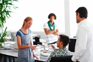 Deux employés en situation de conflit au travail