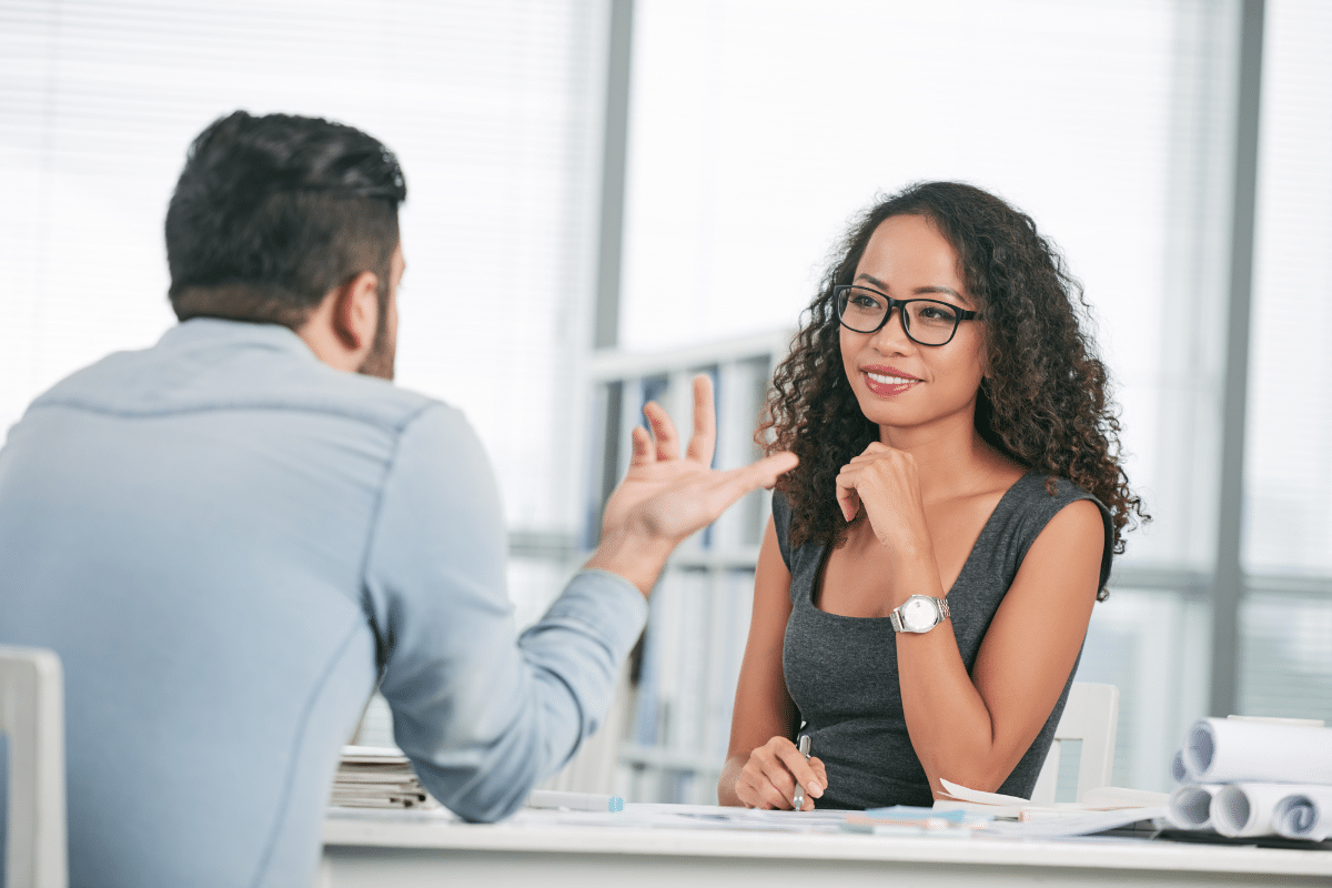 Collaboratrice souriante en entretien annuel face à son manager