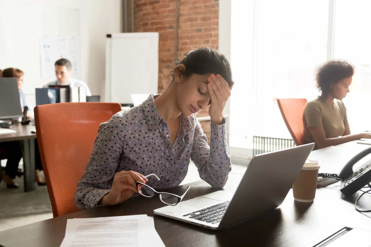 Une jeune salariée fatiguée et triste au travail