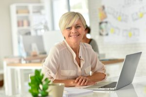 Une travailleuse senior devant son ordinateur