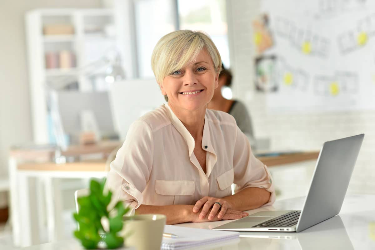 Une travailleuse senior devant son ordinateur