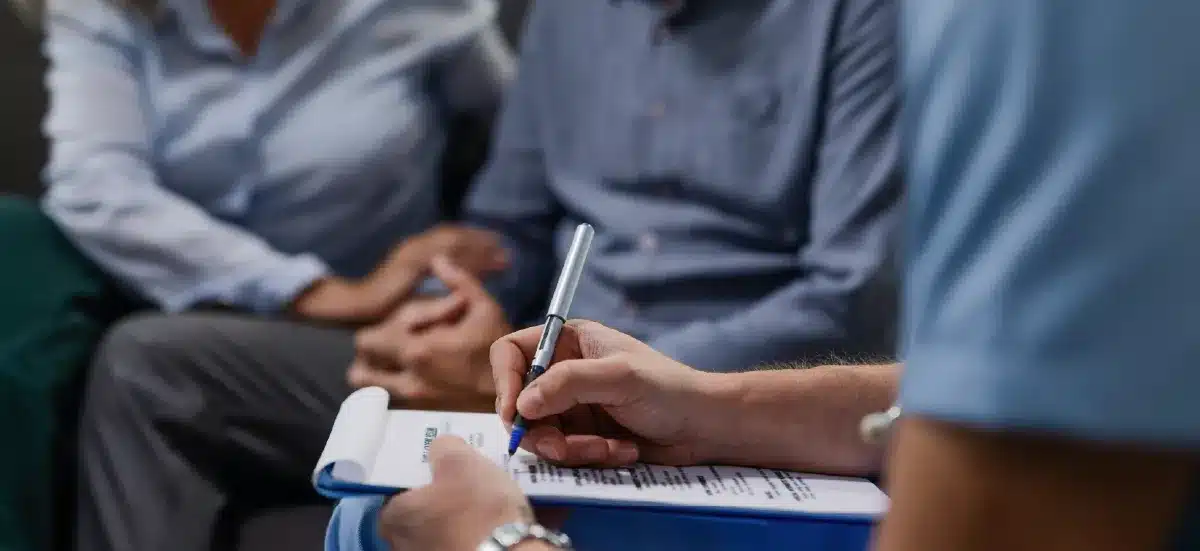 Professionnel prenant des notes lors d'un entretien