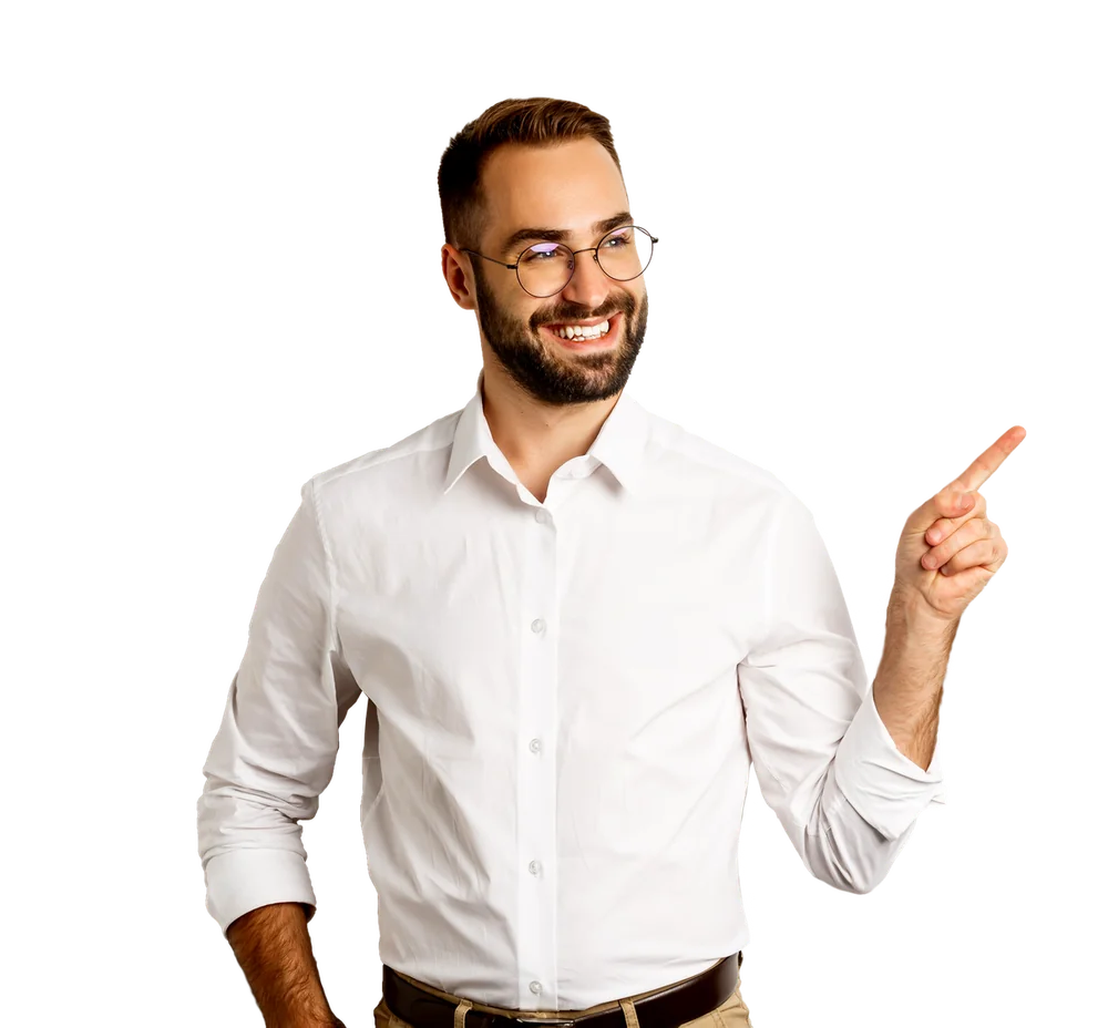 Homme souriant en chemise blanche, index levé vers la droite
