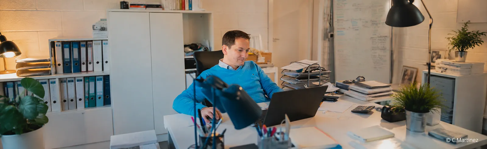 Consultant One RH à son bureau devant un ordinateur portable