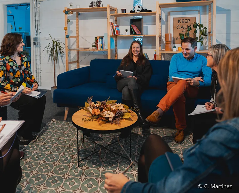 Consultants One RH en réunion de travail, assis en cercle dans un espace convivial