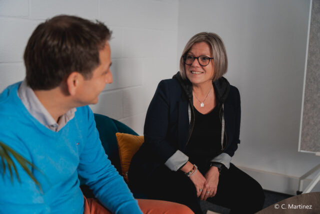 Deux collaborateurs One RH en discussion assis dans un espace détente