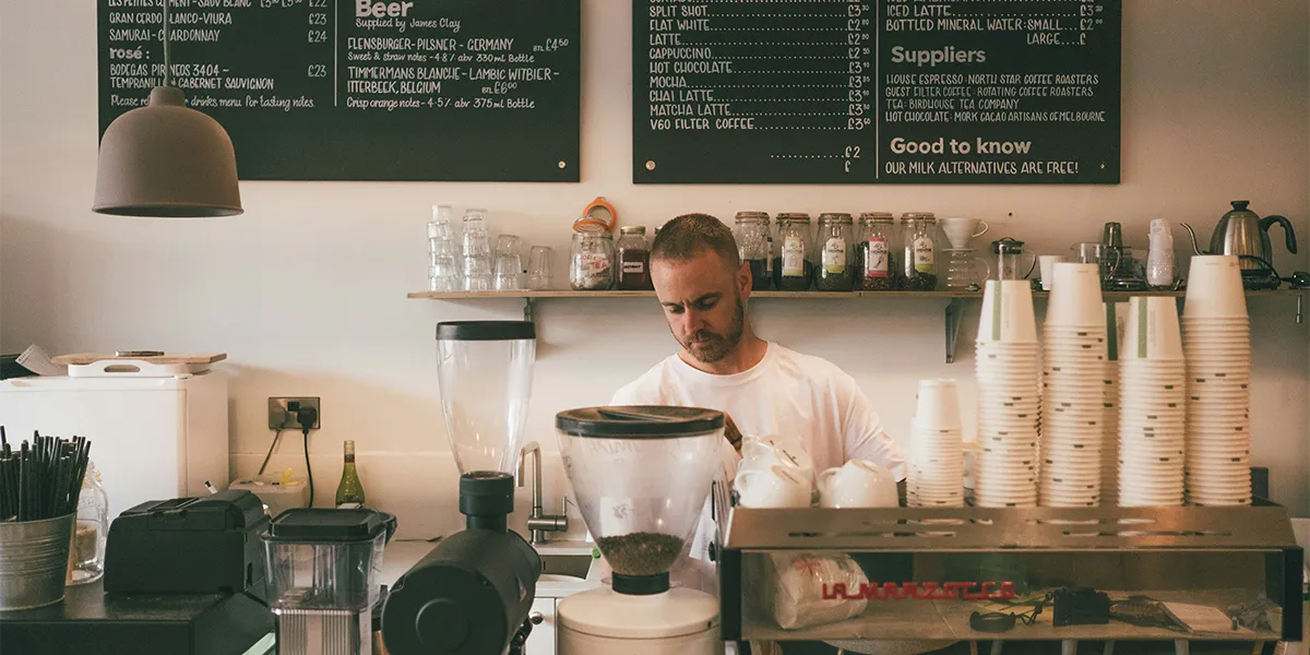 Barista préparant une commande derrière le comptoir d'un café