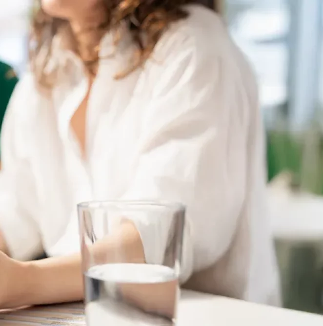 Gros plan sur des mains tenant des CV lors d'un entretien