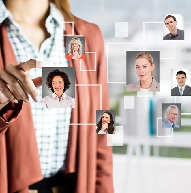 Mosaïque de portraits de candidats en surimpression devant une silhouette floutée