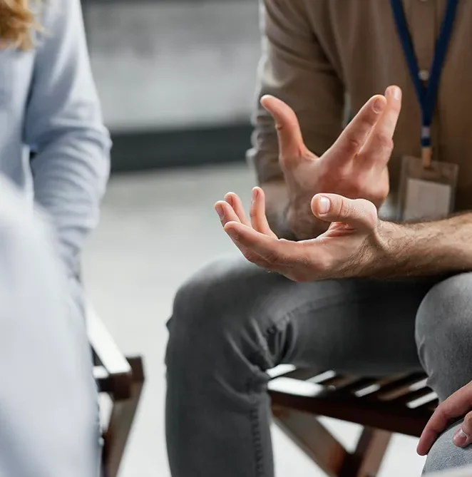Gros plan sur les mains ouvertes d'un participant qui s'exprime