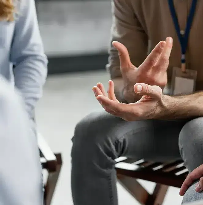 Gros plan sur les mains ouvertes d'un participant qui s'exprime