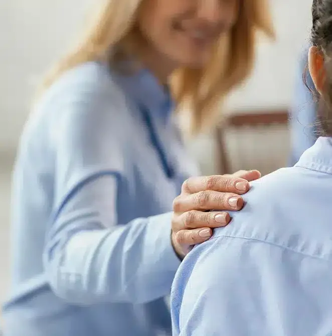 Main posée sur l'épaule d'une personne en signe de soutien